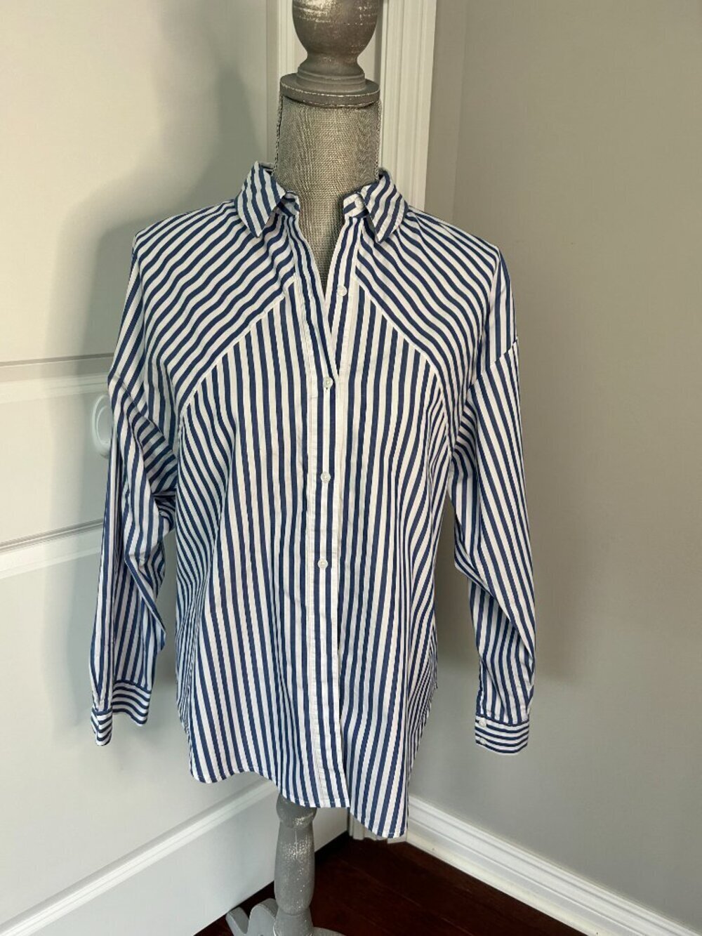 Express Striped Drop Should Boyfriend Button-down Size M EUC - Picture 4 of 6